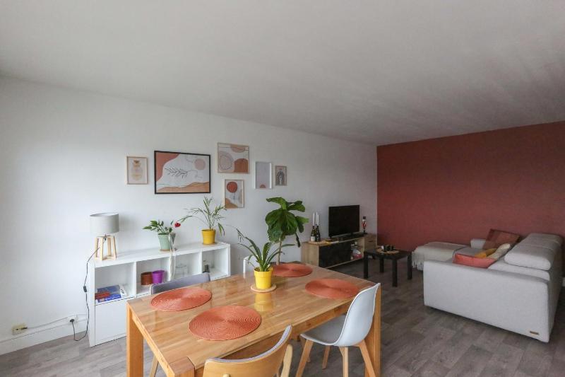Spacious nest with view of Paris unoverlooked — отель с удобствами в Париже