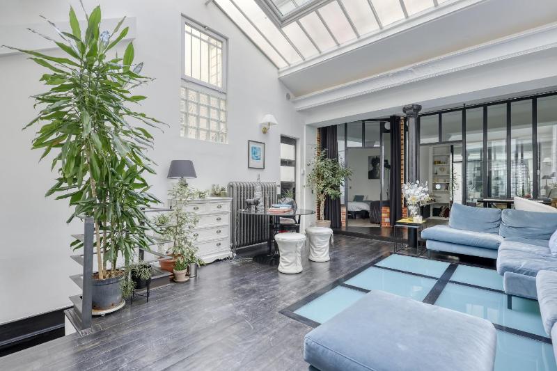 Wide & Stunning loft in the Heart of the 17th arr — забронировать отель в Париже