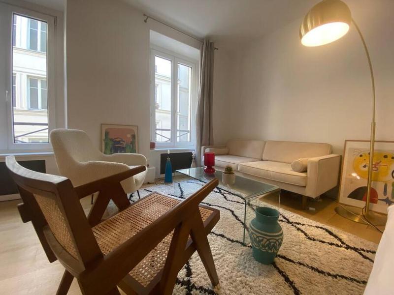 Цены на Big lovely studio - central district в Париже