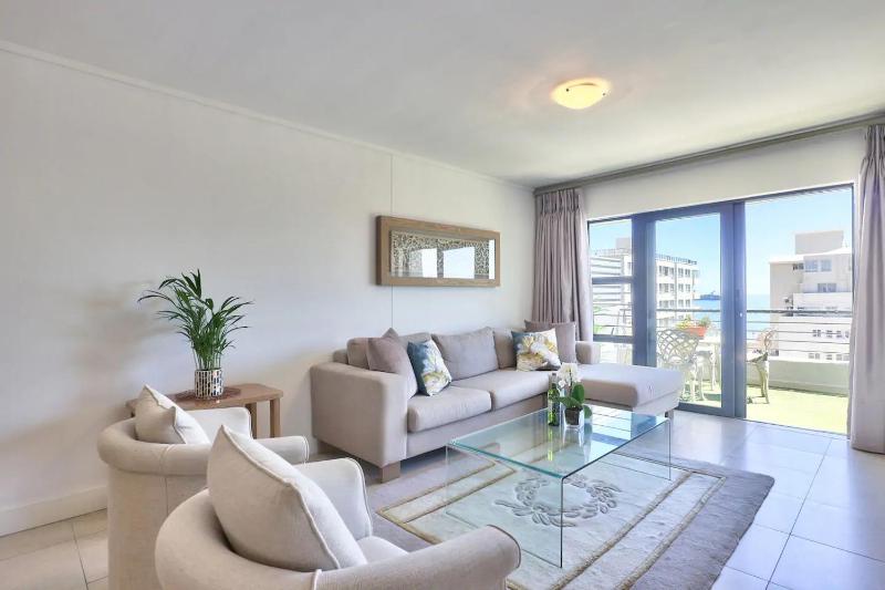 Stylish sea-facing apartment with underground parking — комфортный отель в Кейптауне
