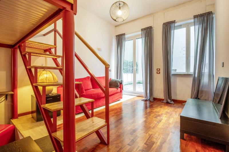 One bedroom apartment with terrace near Duomo — забронировать отель в Милане