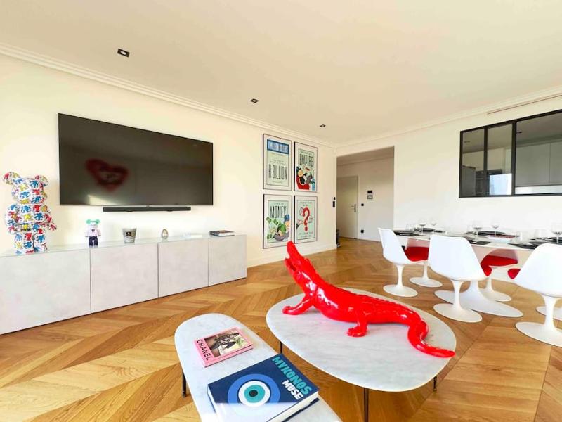 Цены на Superbe Appartement 6P Climatise - Proche Tour Eiffel в Париже