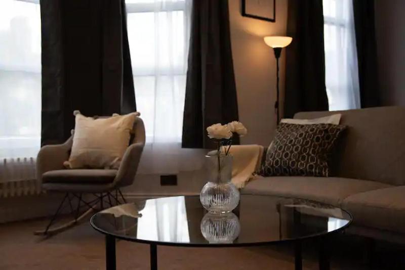 Цены на Charming 3-Bed Apartment in London в Лондоне