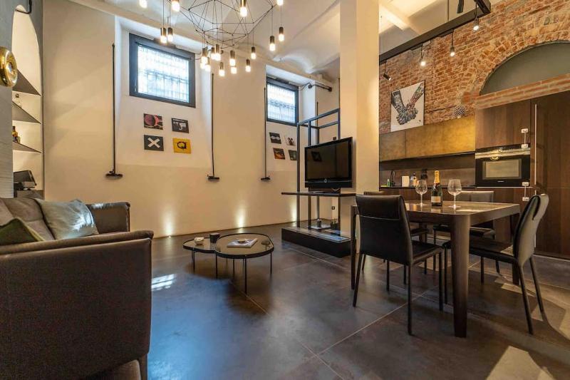 Prestigioso Loft in San Babila a 5 min. dal Duomo — забронировать отель в Милане