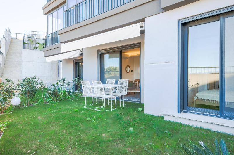 Цены на Flat with Backyard 5 min to Cesme Marina в Чешме