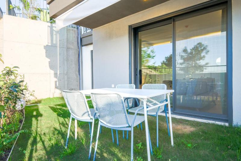 Cozy Flat with Backyard 5 min to Cesme Marina — отель с удобствами в Чешме