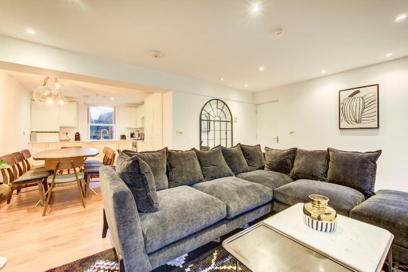 Prime Location Marylebone 4 Bed Designer Flat — забронировать отель в Лондоне