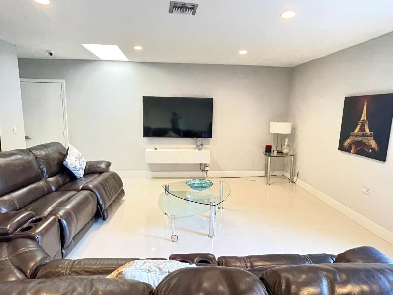 Modern Miami Oversized 3 Bedroom in Central Location — отзывы гостей и цены