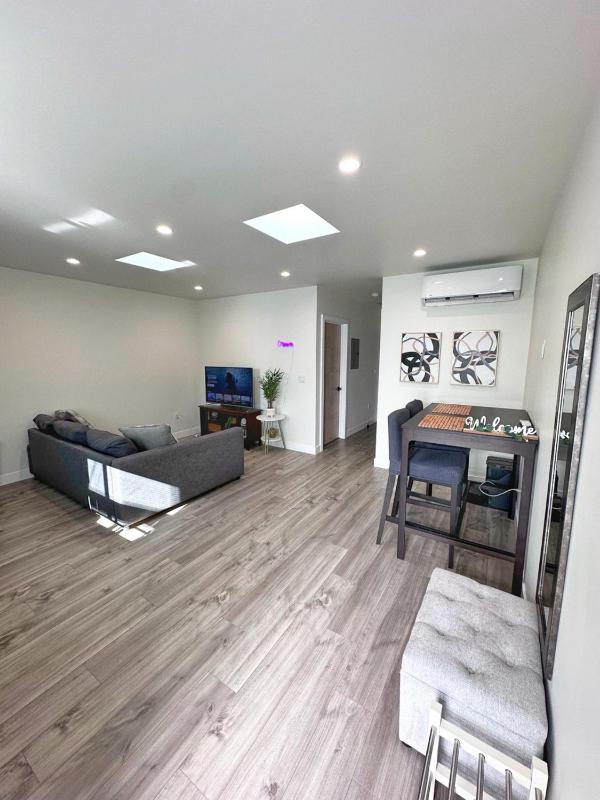 Gorgeous house in Los Angeles — забронировать отель в Лос-Анджелесе