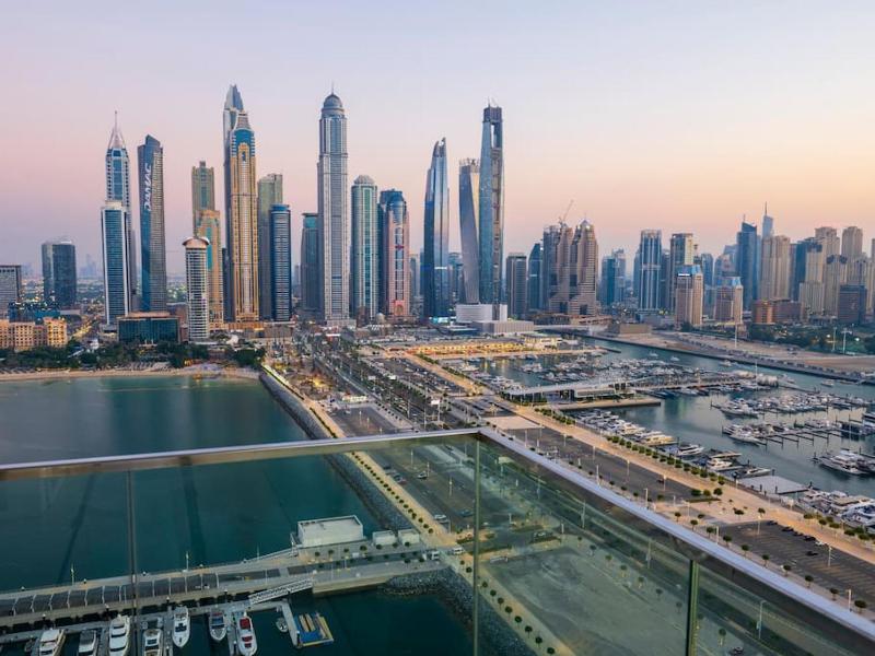 FIRST CLASS 3BR with Dubai Marina & Palm View — отель с удобным расположением в Дубае