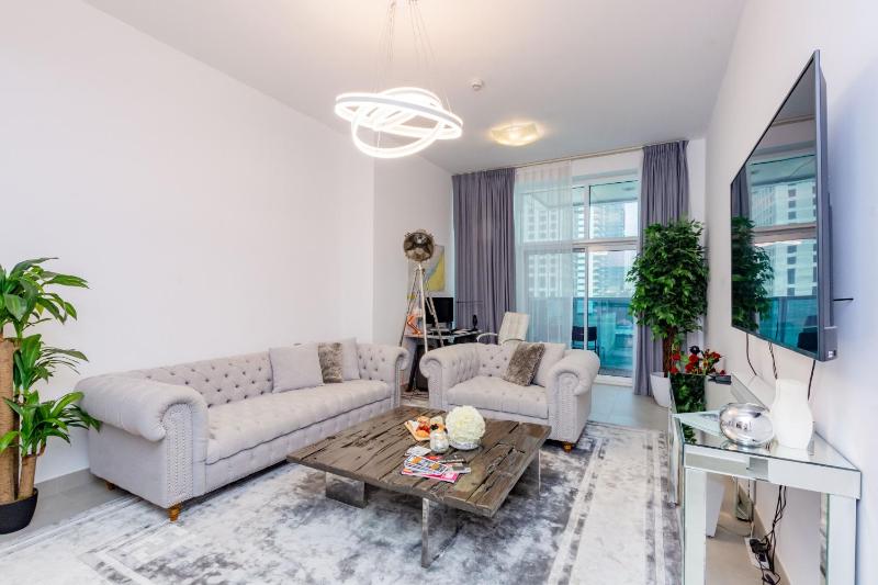 VayK - Modern 2BD in the Marina near Beach — отель с удобным расположением в Дубае