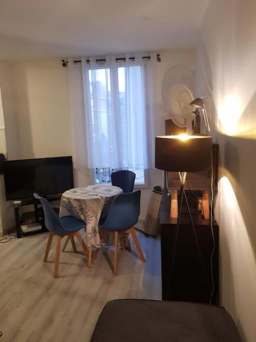 Цены на Sunny appartement close to metro в Париже