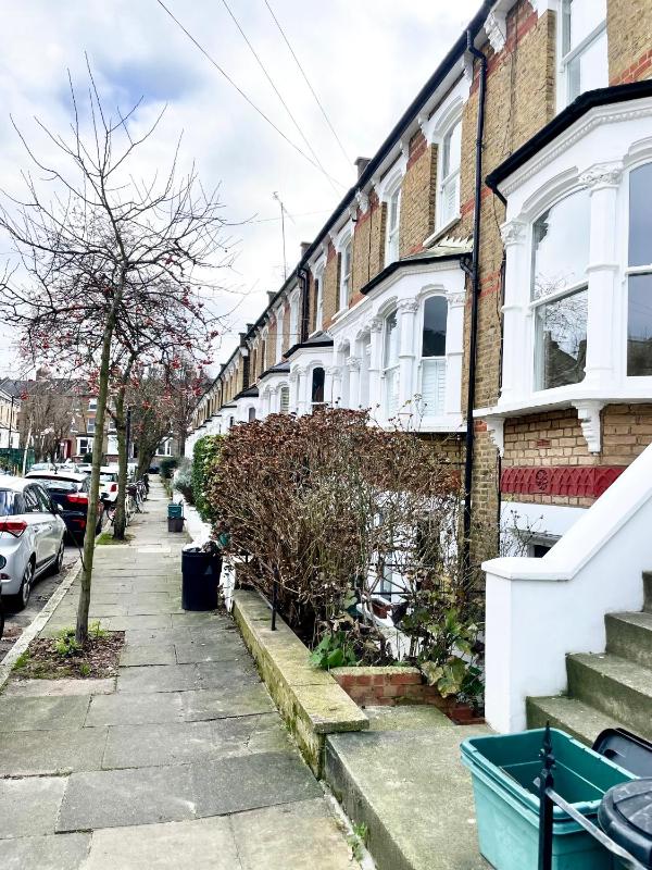 London Townhouse 1-Bed Apartment with Garden in Tufnell Park near Emirates Stadium and 10 mins to Kings Cross — забронировать отель в Лондоне