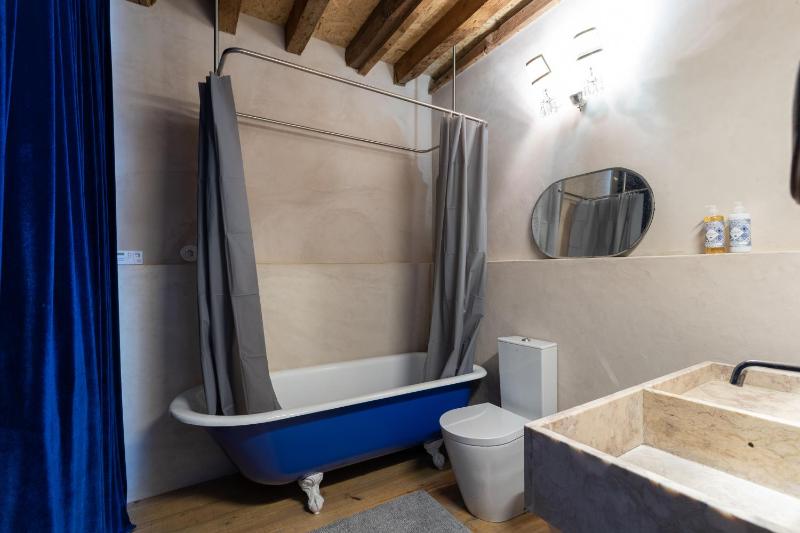 Double room in 18th century style — комфортный отель в Лиссабоне