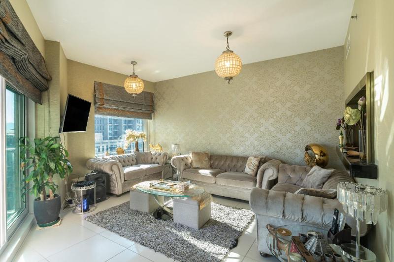 Close to Metro - Classic 2BR in Loft East,Downtown — отель с удобствами в Дубае