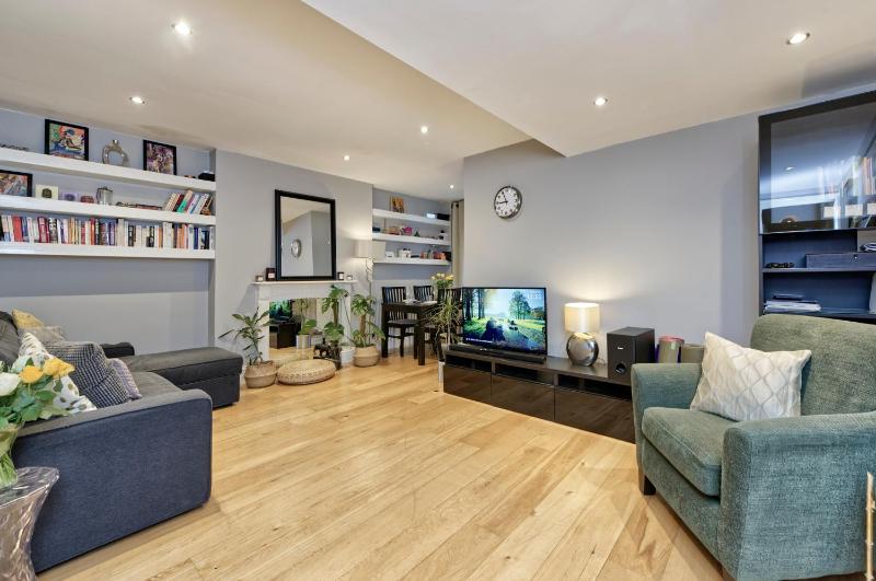 Spacious Pimlico Apartment by UnderTheDoormat — комфортный отель в Лондоне
