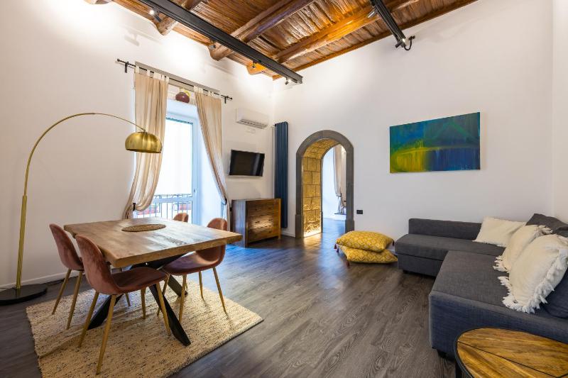 Hidden Gem on Chiaia pedastrian area by Napoliapartments — забронировать отель в Неаполе