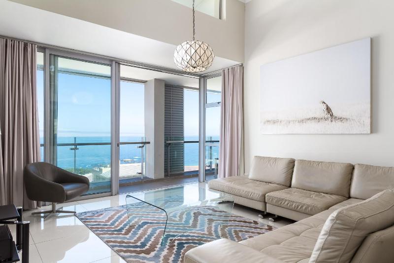 The Crystal - Spectacular Sea Views In Camps Bay — отель с удобствами в Кейптауне