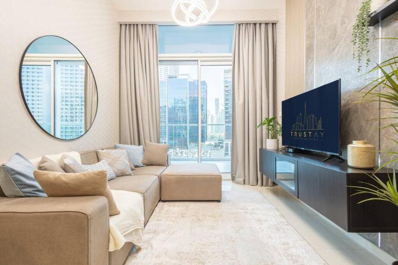 Business Bay - Elegant Two-Bedroom with Burj Khalifa View — отель с удобствами в Дубае