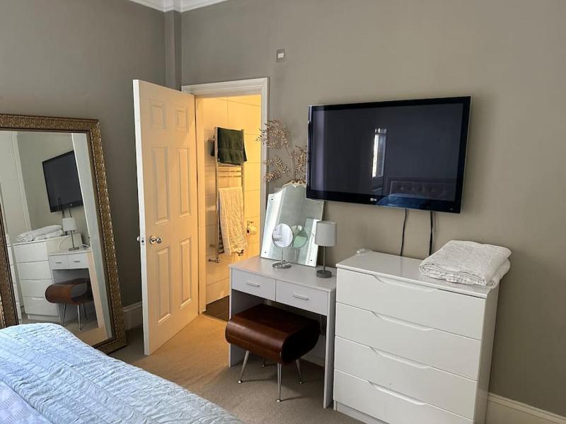 Modern and spacious flat Earls Court central London — отзывы гостей и цены