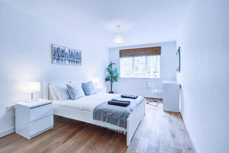 Grand and Stylish 3BR Apartment — отель в Лондоне, Соединенное Королевство