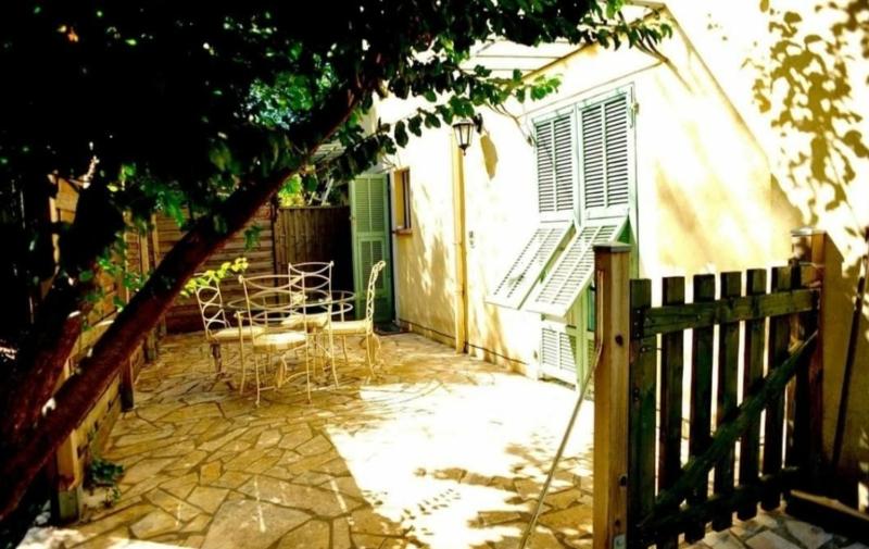 Studio dans villa nicoise calme — отель в Николь, Франция