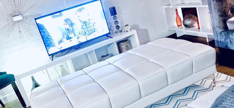 Цены на Huge Downtown LA Loft with Rooftop Pool & Jacuzzi в Лос-Анджелесе