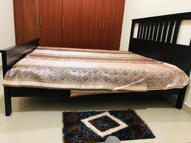 Private bedroom in 1 BHK with Burj View — отель с удобствами в Дубае