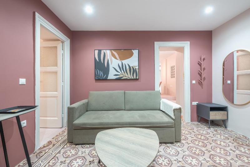 City Center Retreat: Modern Two Bedroom Apartment — забронировать отель в Афины