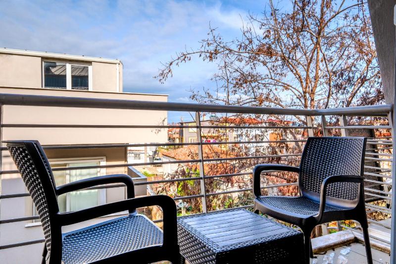 Studio Flat with Balcony 5 min to Urla Art Street — отель с удобным расположением в Измире