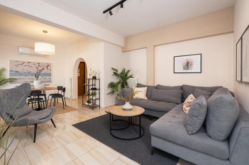 Modern Apartment in Athens with Acropolis & Mt Lycabettus view — отель с удобным расположением в Афины