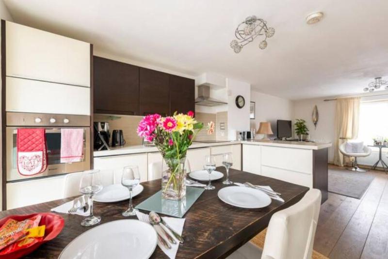 Super Central beautiful Three Bedroom — отель с удобным расположением в Лондоне