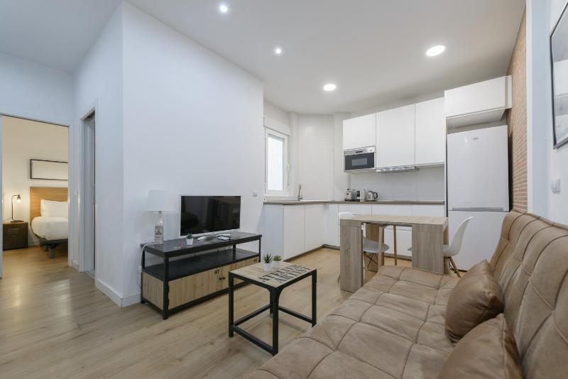 Avila calle, precioso estudio en Santiago Bernabeu-Estrecho en segundo piso sin ascensor — забронировать отель в Мадриде
