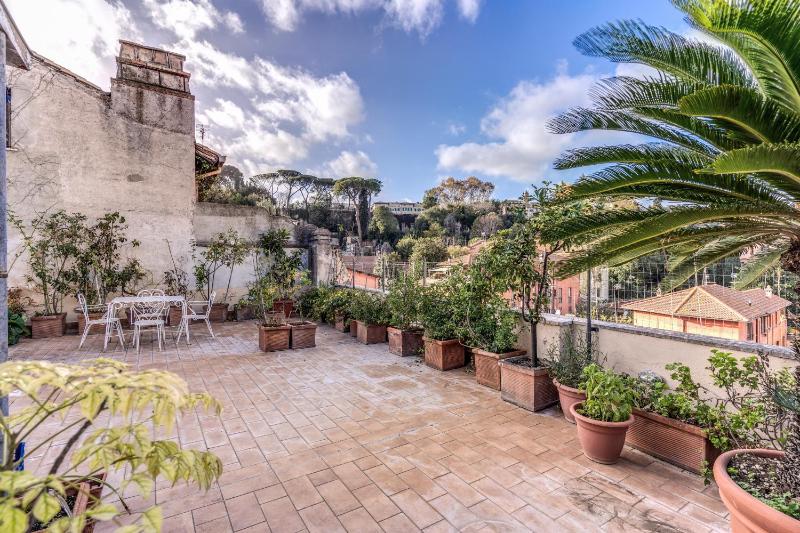 Trastevere Outstanding 4 BR Terraced Apartment — отель с удобствами в Риме