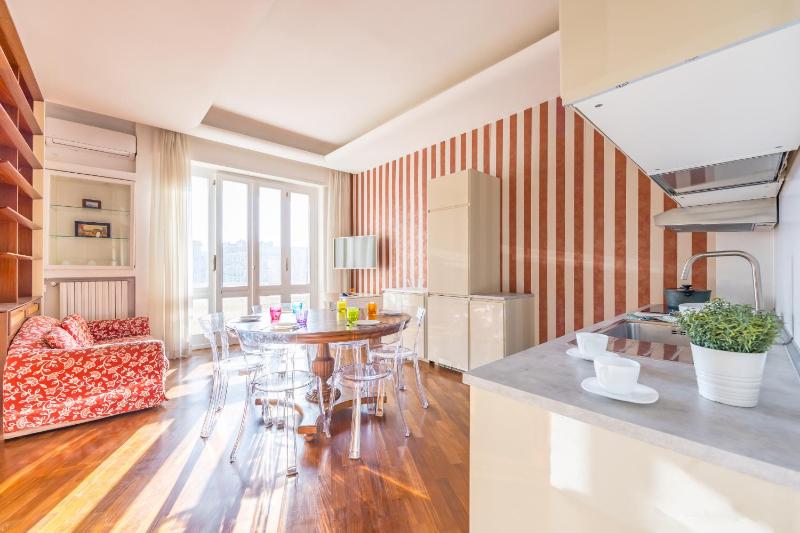 Red Tea Flat at Piazza Carita by Wonderful Italy — отель с удобствами в Неаполе