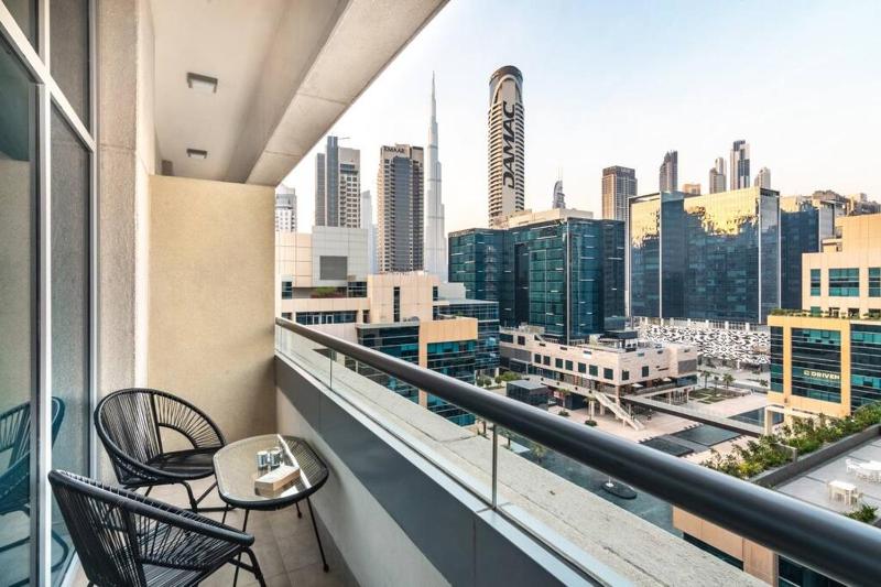Chic Studio at Bay Square with Burj Khalifa Views — отель с удобным расположением в Дубае