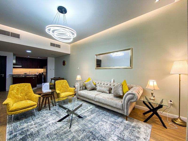 Modern 1 Bedroom Close to Metro Discovery Garden — отель с удобным расположением в Дубае