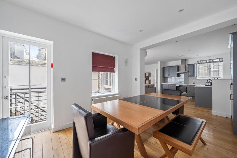 Stunning 2 bed 2 bath with air con + garden — отель с удобным расположением в Лондоне