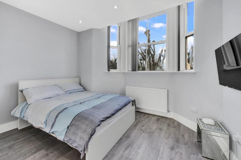 Your Cosy Stay Modern 2 Double bedroom Full Kitchen & Parking 5 Min Walk to Station — комфортный отель в Лондоне