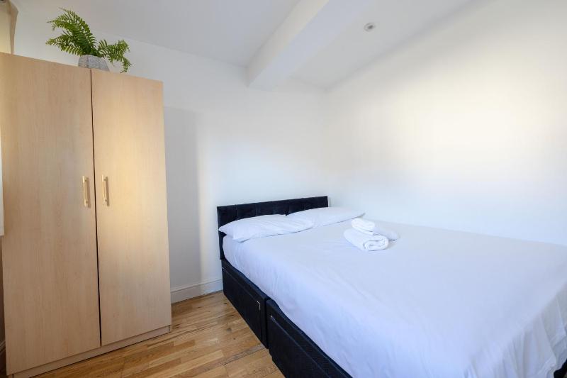 Цены на BIG House close to Metro Underground - Sleeps up to 13 в Лондоне