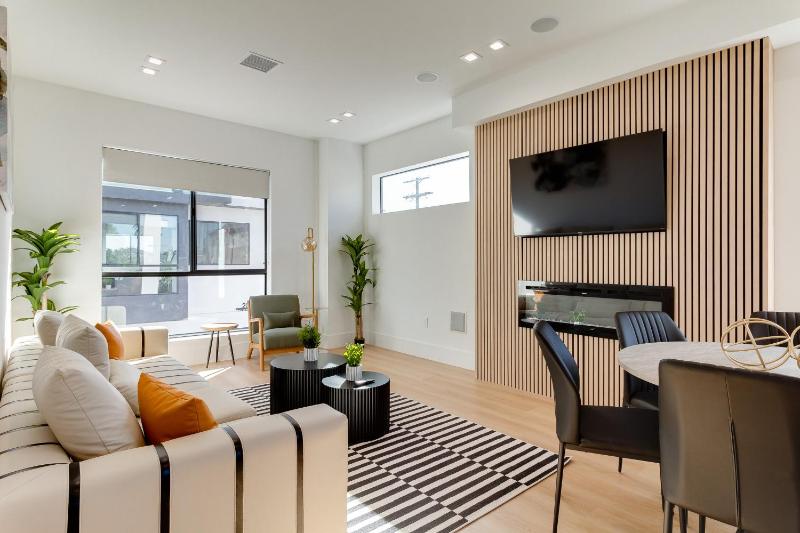 Цены на Brand New Modern 4 Bedroom House Pickfair Village в Лос-Анджелесе