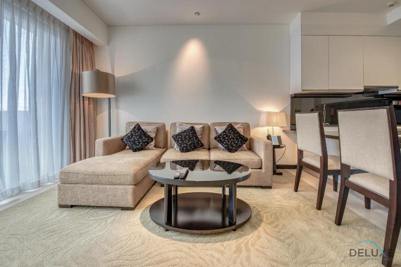 Posh 1BR at The Address Residences Dubai Marina by Deluxe Holiday Homes — отель с удобным расположением в Дубае