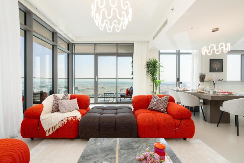 ON OFF HH- CREEK HARBOUR- Funky Huge 3 BR & MAID ROOM — отель с удобным расположением в Дубае