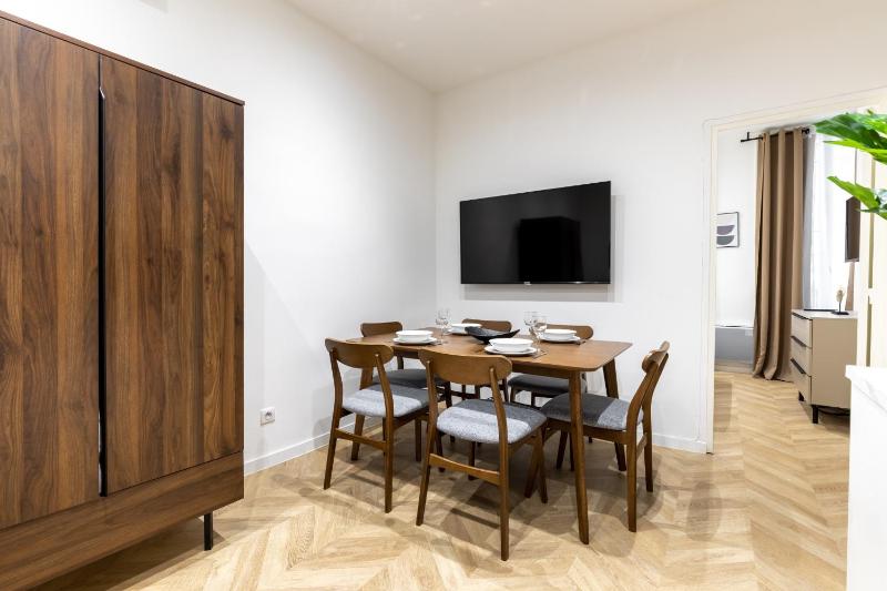 Цены на HSH St Germain/Jardin du Luxembourg : Luxury Apartment в Париже