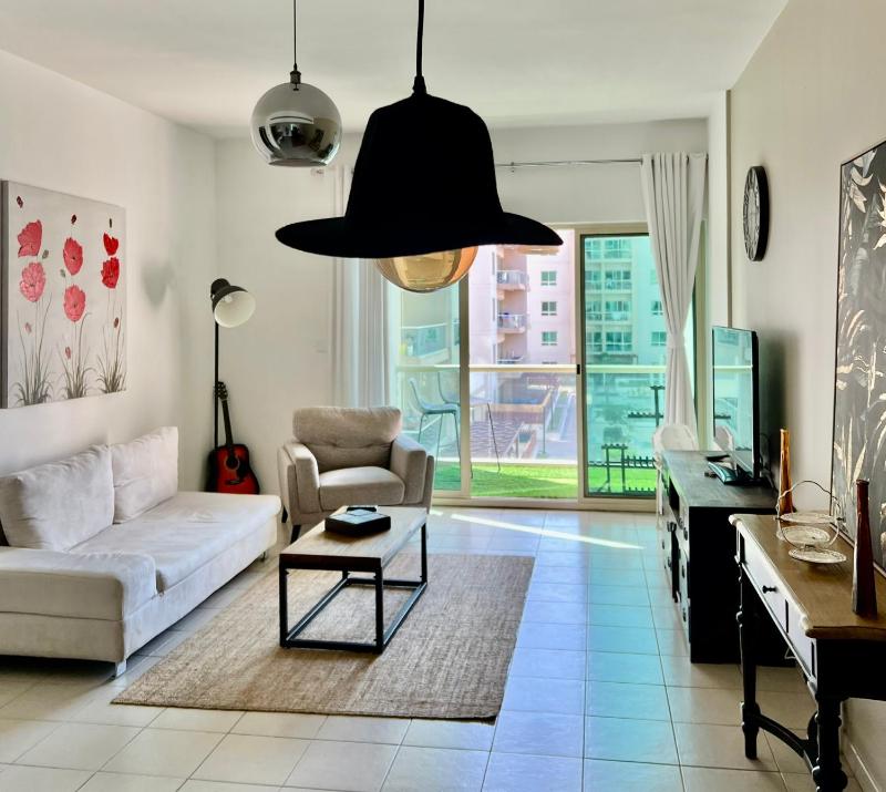 Vanilla latte 1bedroom Apt @the Greens — отель с удобствами в Дубае