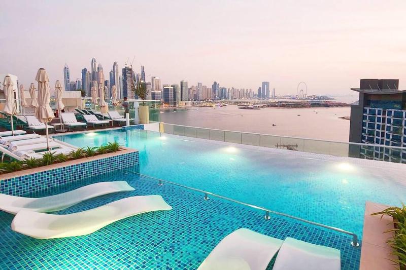 1 Bed Apartment Marina View & Private Beach Access — отель с удобствами в Дубае