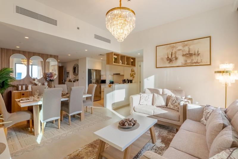 Super Luxury Elevated 2 BR Full Burj Khalifa View — отель с удобным расположением в Дубае