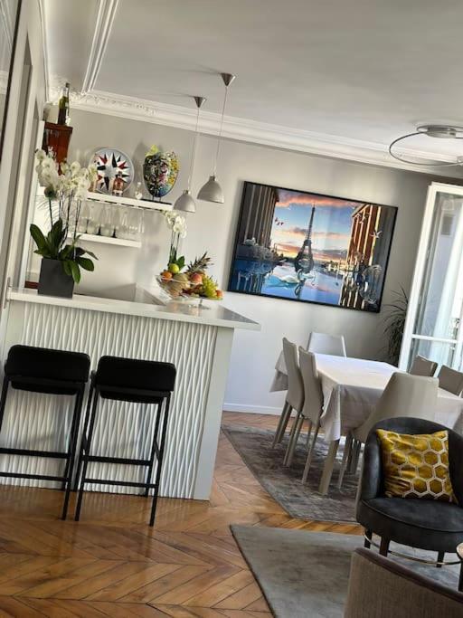 Цены на Appartement 3 chambres proche Champs Elysees в Париже