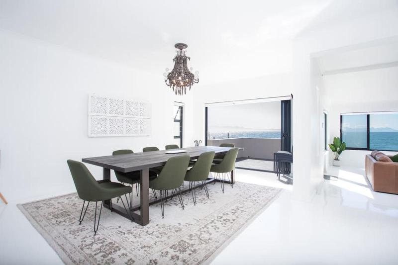 Ubuntu House Seafront Home with Sea & Mountain Views — забронировать отель в Кейптауне