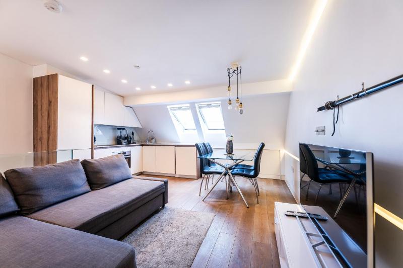 Elegant Mews Apartment — отель с удобствами в Лондоне